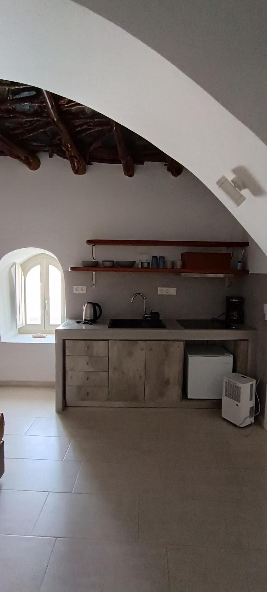 Mikro.kastro Kalotaritissa In Chora Amorgos