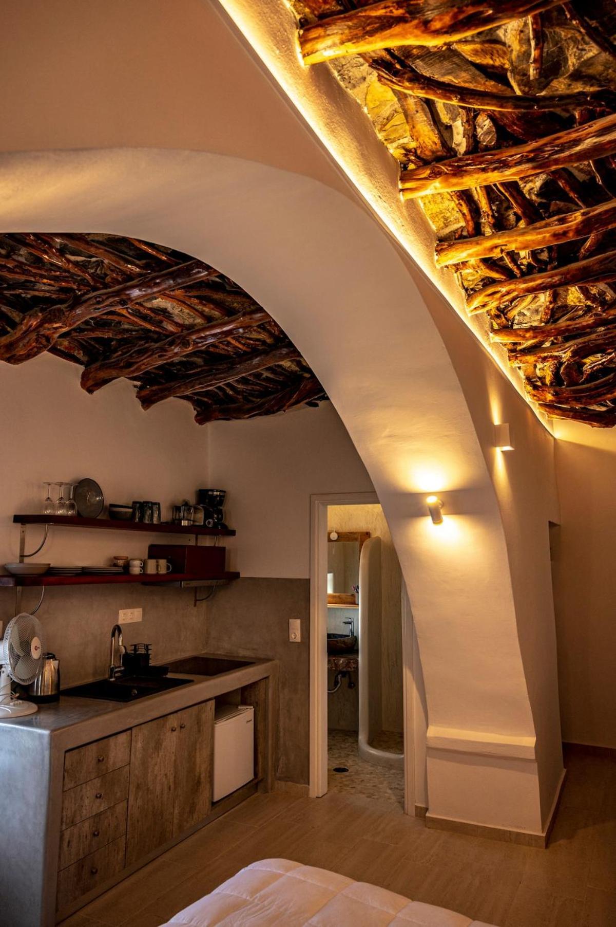 Mikro.kastro Kalotaritissa In Chora Amorgos