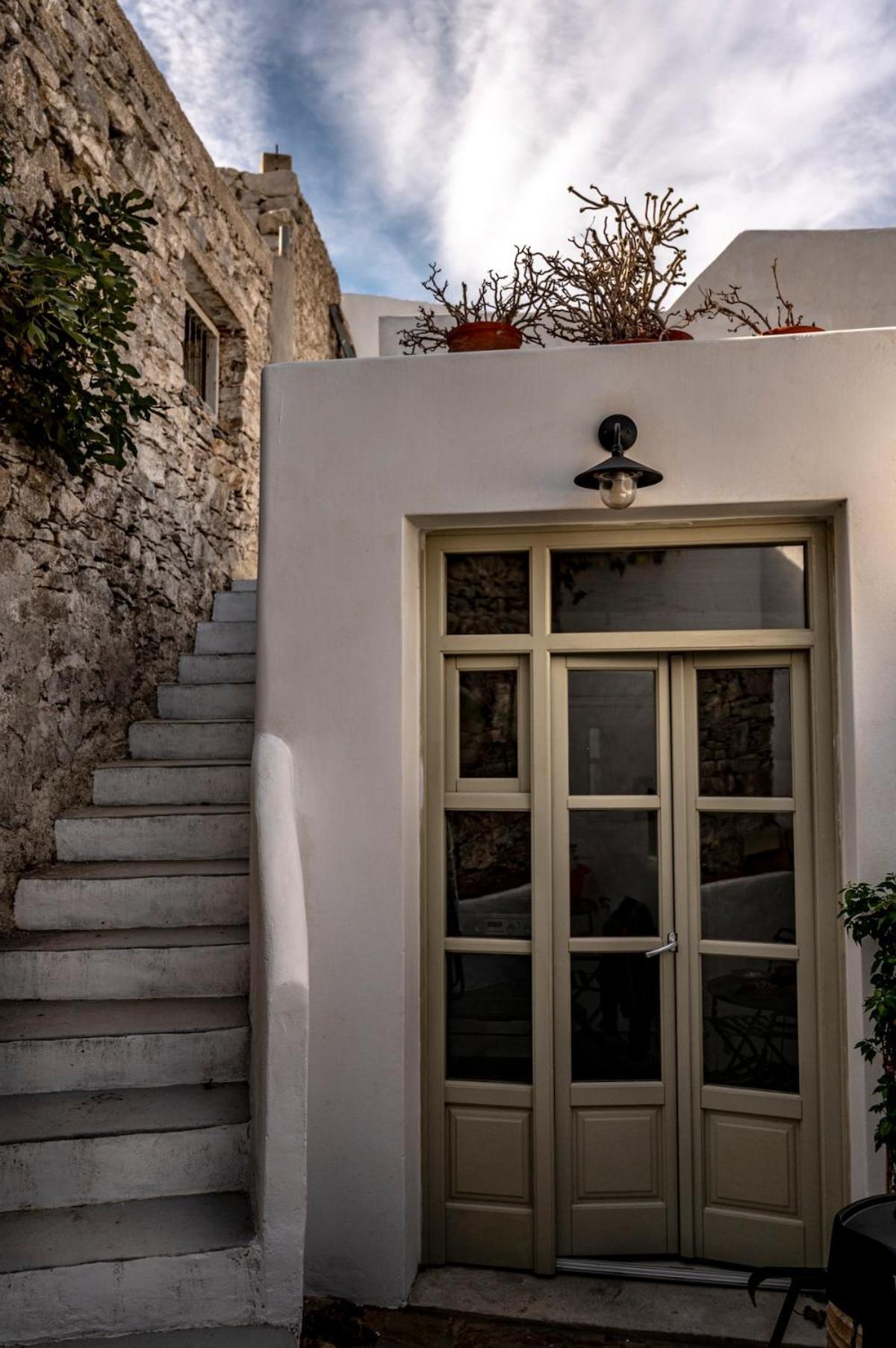 Mikro.kastro Kalotaritissa In Chora